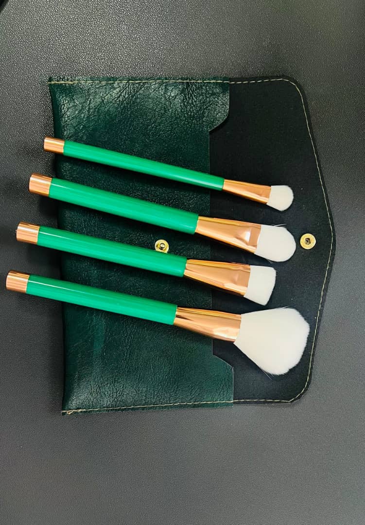 خرید ست براش ۴ تکه آرایشی | براش نرم، سبک و حرفه‌ای برای آرایش بی‌نقص از مُدا گالری